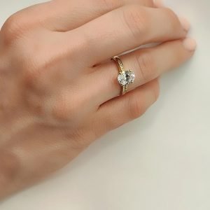 Δαχτυλίδι Χρυσό Κ14 Με Οβάλ Κεντρική Λευκή Πέτρα Ζιργκόν & Στρόγγυλες Μικρές Κατά Μήκος Της Γάμπας Του Δαχτυλιδιού MSD-10113Y
