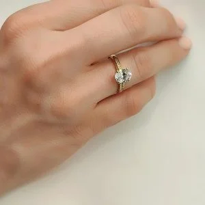 Δαχτυλίδι Χρυσό Κ14 Με Οβάλ Κεντρική Λευκή Πέτρα Ζιργκόν & Στρόγγυλες Μικρές Κατά Μήκος Της Γάμπας Του Δαχτυλιδιού MSD-10113Y