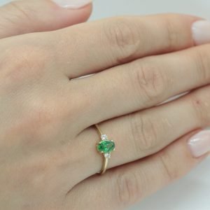 Δαχτυλίδι Χρυσό K14 Με Κεντρική Οβαλ Πράσινη Πέτρα Ζιργκον & Δύο Στρόγγυλες Λευκές MSD-10159Y