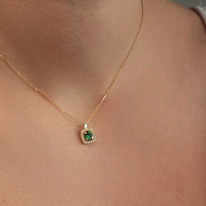 Κολιέ Χρυσό 14Κ Ροζέτα Τετράγωνη Με Στρόγγυλη Κεντρική Πράσινη Πέτρα Ζιργκόν & Λευκές Περιμετρικά MSK-21599Y