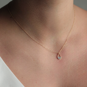 Κολιέ Χρυσό Κ14 Σε Σχήμα Δάκρυ Με Λευκές Στρόγγυλες Πέτρες Ζιργκόν Στο Κάτω Μέρος (Διάσταση : 10mm x 6mm) VRV-22326Y